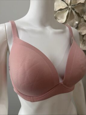 2/$28 Victoria’s Secret Body by Victoria Wireless Bra 34DDD 34F Pink